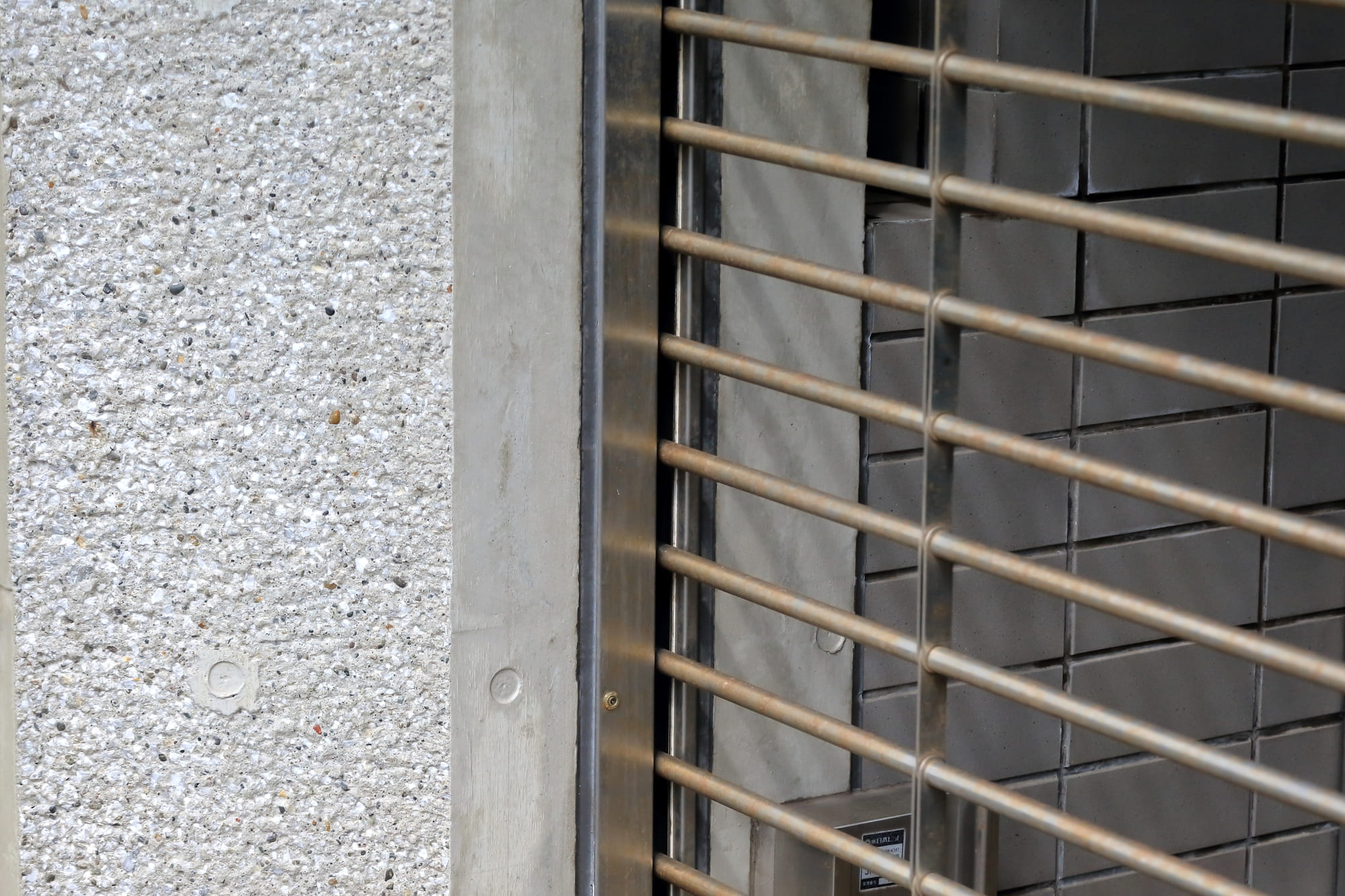 シャッターがレールから外れた場合の修理方法と費用相場