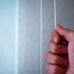 窓用シャッターのワイヤーが切れた時の対処方法のアイキャッチ