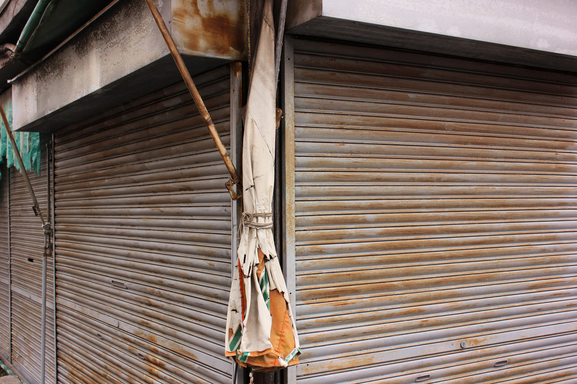 シャッターの耐用年数は？減価償却と修理・交換の扱いのアイキャッチ