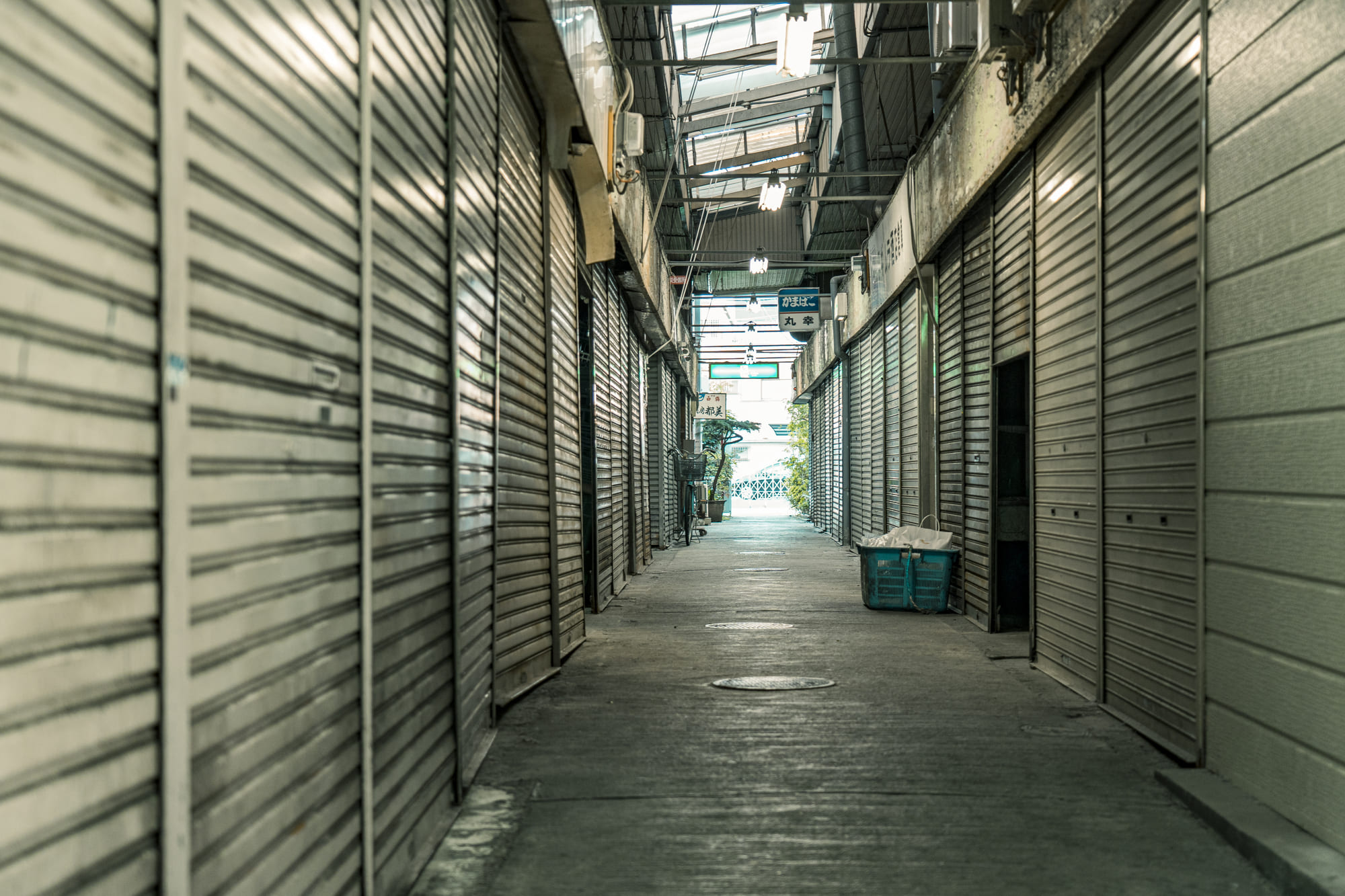 シャッターが斜めになる原因と対処法のアイキャッチ