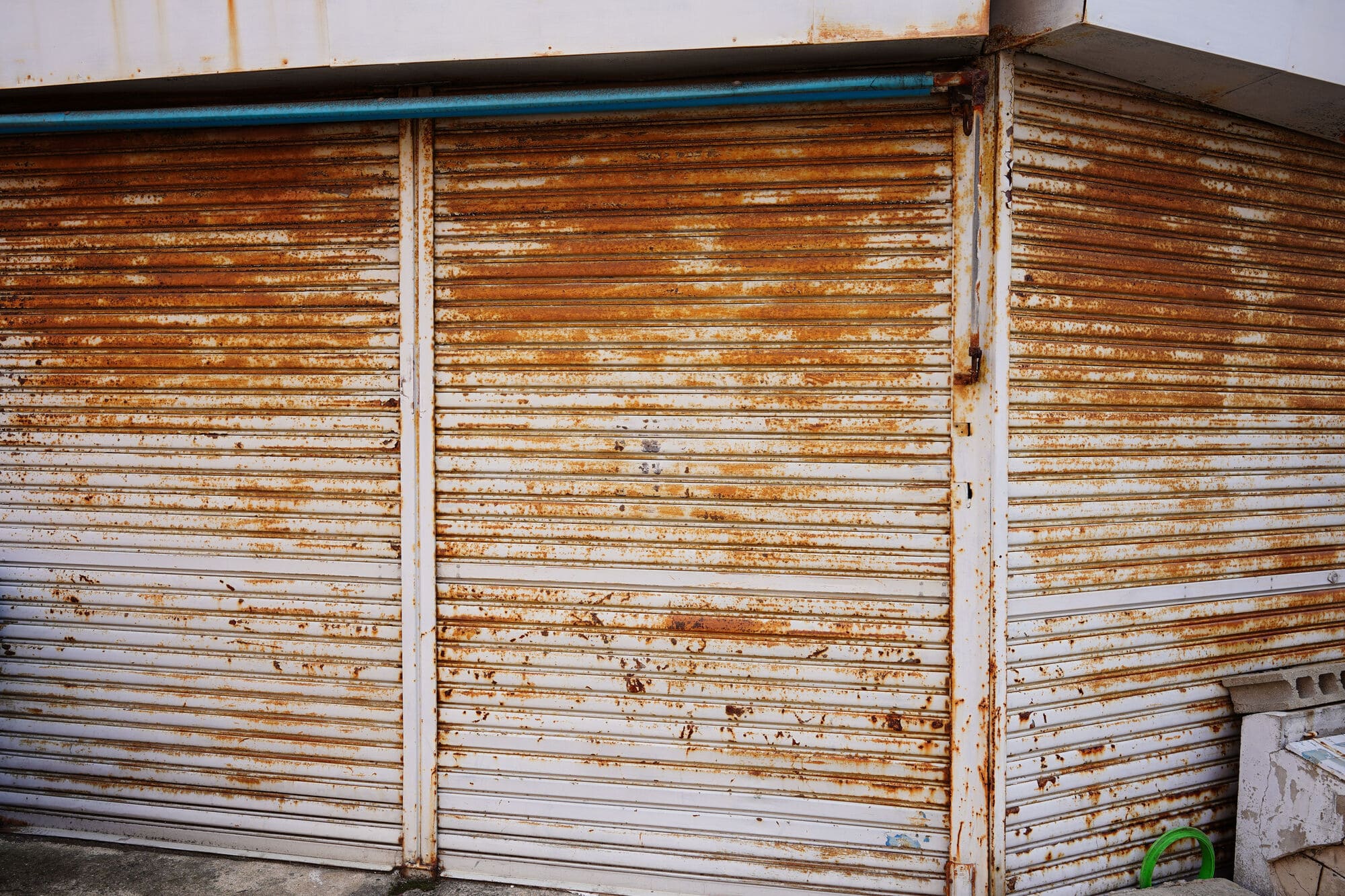 シャッターが引っかかって開きにくいときの原因と対処法